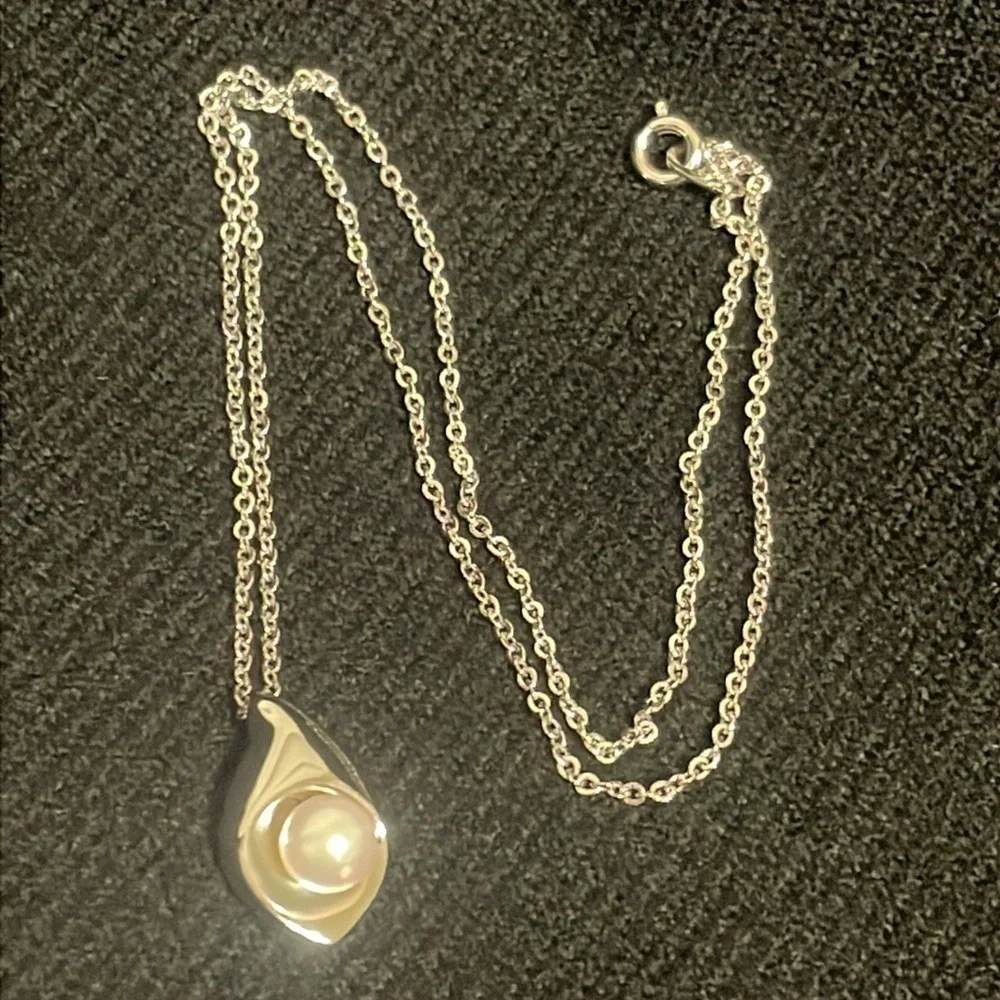 Tasaki Elegant Silver Pearl Pendant Necklace